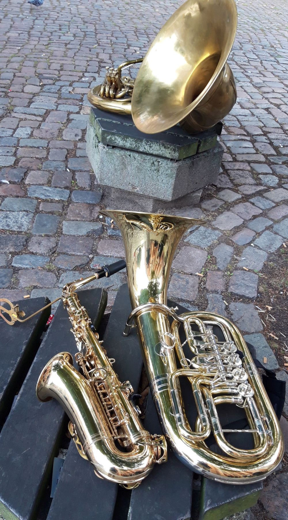 Instrumente leigen auf einer Bank